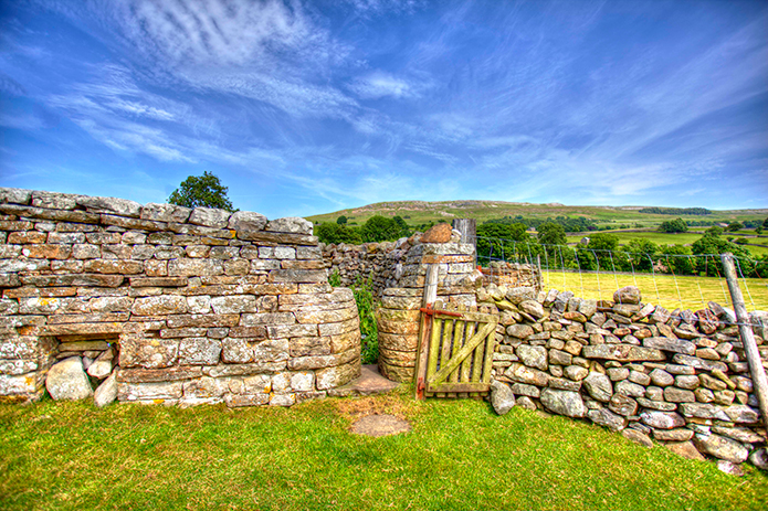 Merchant-and-Makers-Dry-Stone-Walls-27-Contrasting-wall-constructions-Askrigg