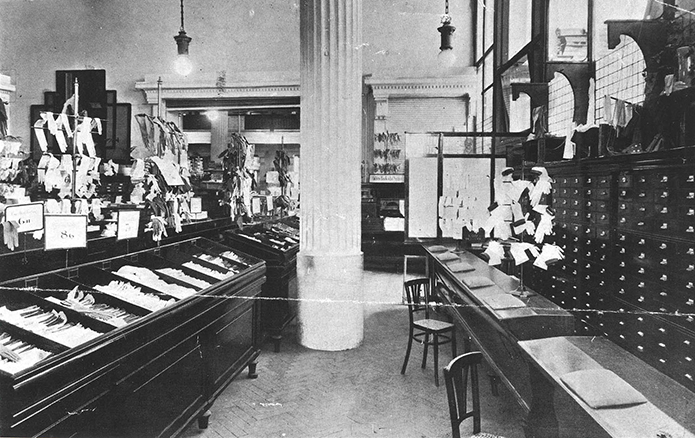Merchant-and-Makers-Dents-Leather-Gloves-24-Selfridges-October-4th-1919
