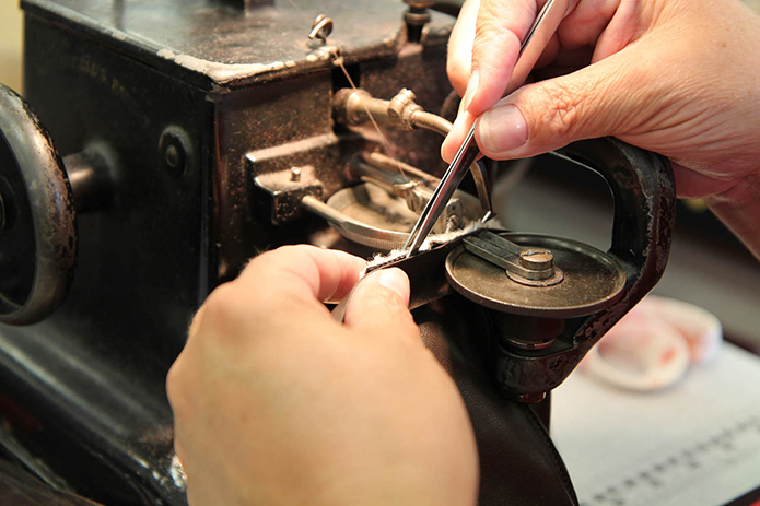 Merchant-and-Makers-Dents-Leather-Gloves-8-Attaching-the-Lining-with-a-Prixseam-Machine