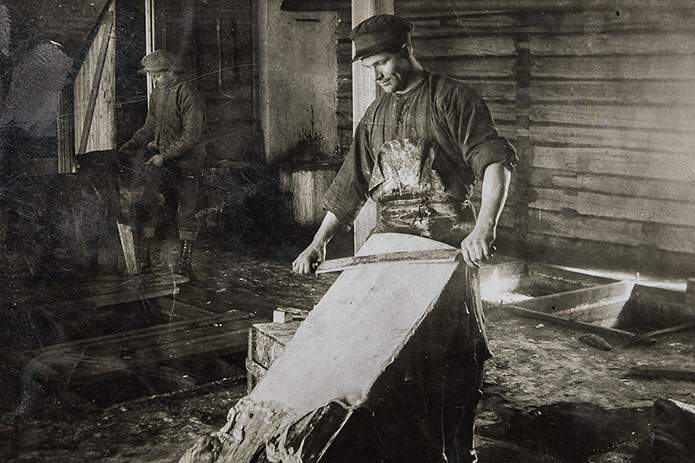 Merchant-and-Makers-Bole-Tannery-Spruce-Bark-Leather-14-Defleshing-animal-hides-in-1907