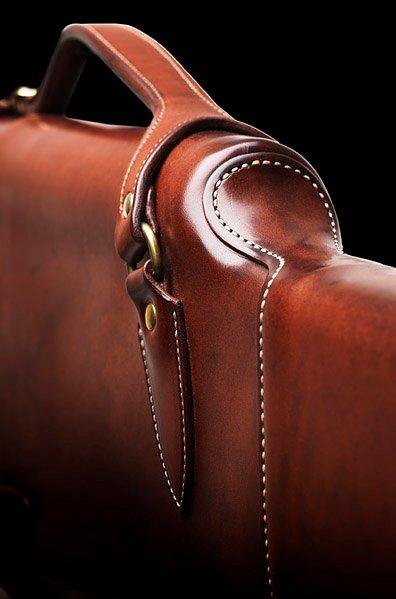 Merchant-and-Makers-Bole-Tannery-Spruce-Bark-Leather-Goods-8-Gunslip-Royal-Selection-handle