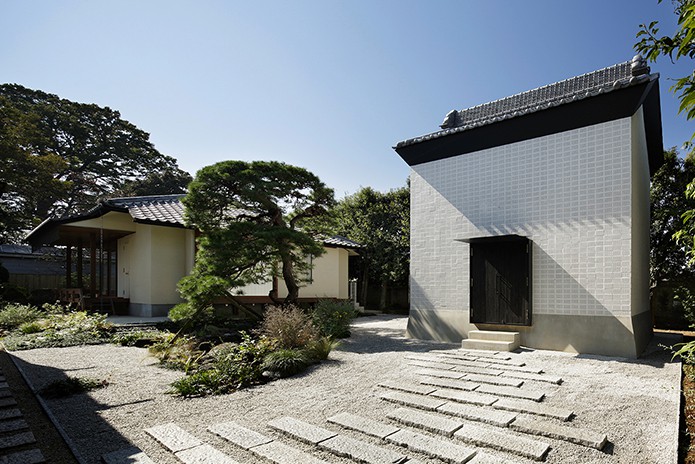 Merchant-and-Makers-Japanese-Architecture-17-Rebirth-House-exterior-facade