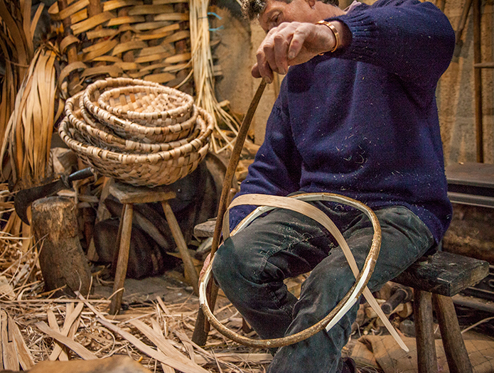 Merchant-and-Makers-How-To-Make-A-Cumbrian-Oak-Swill-Basket-26-Fixing-The-Lapping-Spelk