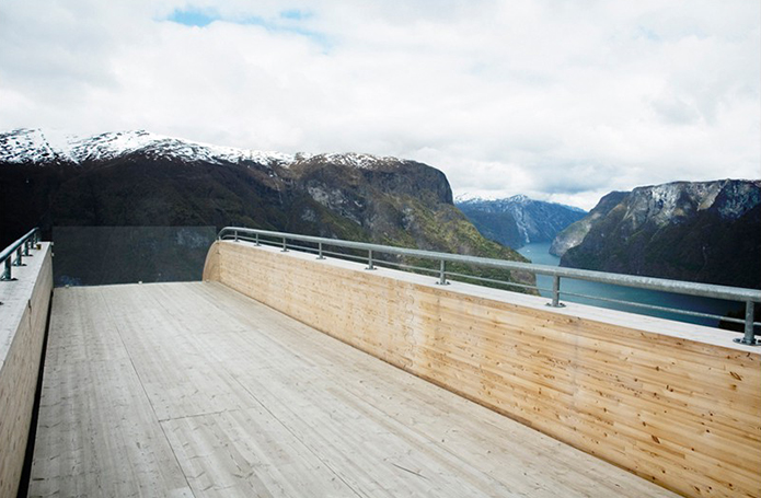 Merchant-and-Makers-Lookouts-9-Aurland-Lookout-walk-to-glass-balustrade