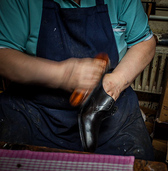 Merchant-and-Makers-John-Lobb-Bespoke-Shoes-14-Polishing