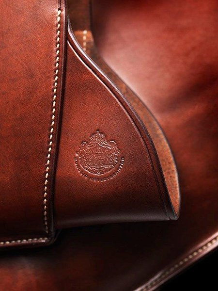 Merchant-and-Makers-Bole-Tannery-Spruce-Bark-Leather-Goods-31-Gunslip-Royal-Selection-detail