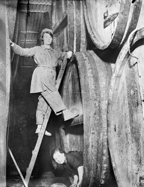 Merchant-and-Makers-History-of-Real-Ale-9-Women-cleaning-casks